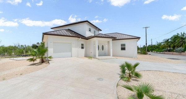 New NS Estates Canal Front 4 Bed On Green Street