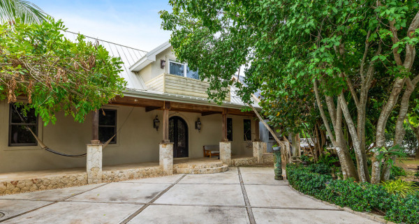 SAVANNAH 3 BED/3.5 BATH CHARMING COTTAGE HOME WITH INCOME PRODUCING UNIT