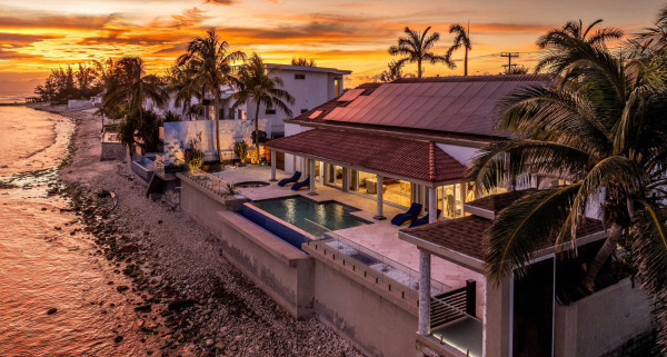 Villa D'este - Prospect Point Waterfront Home